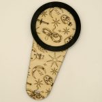 support-bougie-bois-grave-pattern-sorciere