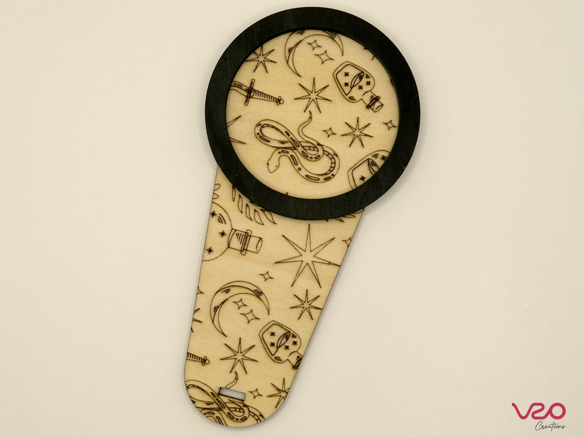 support-bougie-bois-grave-pattern-sorciere