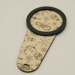 support-bougie-bois-grave-pattern-witch