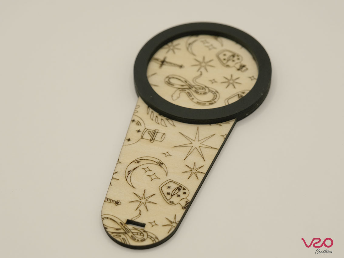 support-bougie-bois-grave-pattern-witch