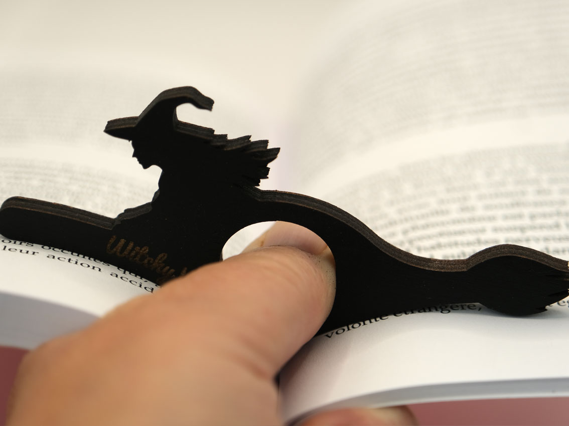 bague-de-lecture-sorciere-noire-livre.