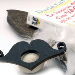 bague-lecture-moustache-noire-livre