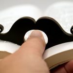 bague-lecture-moustache-noire-livre-ouvert