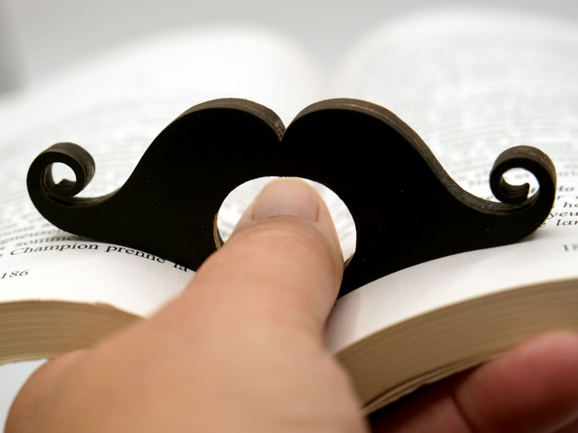 bague-lecture-moustache-noire-livre-ouvert