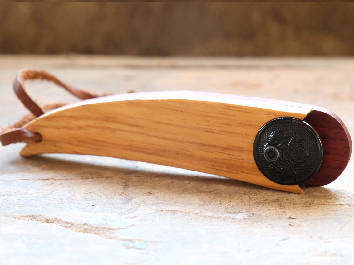 le-deboutonneur-bouton-noir-2 Decapsuleur en bois