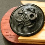 le-deboutonneur-bouton-noir-3 Decapsuleur en bois avec bouton