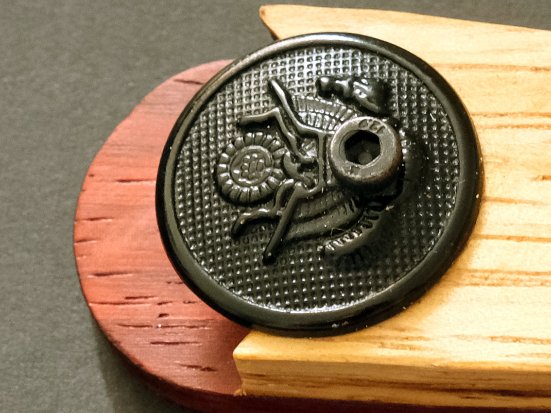 le-deboutonneur-bouton-noir-3 Decapsuleur en bois avec bouton