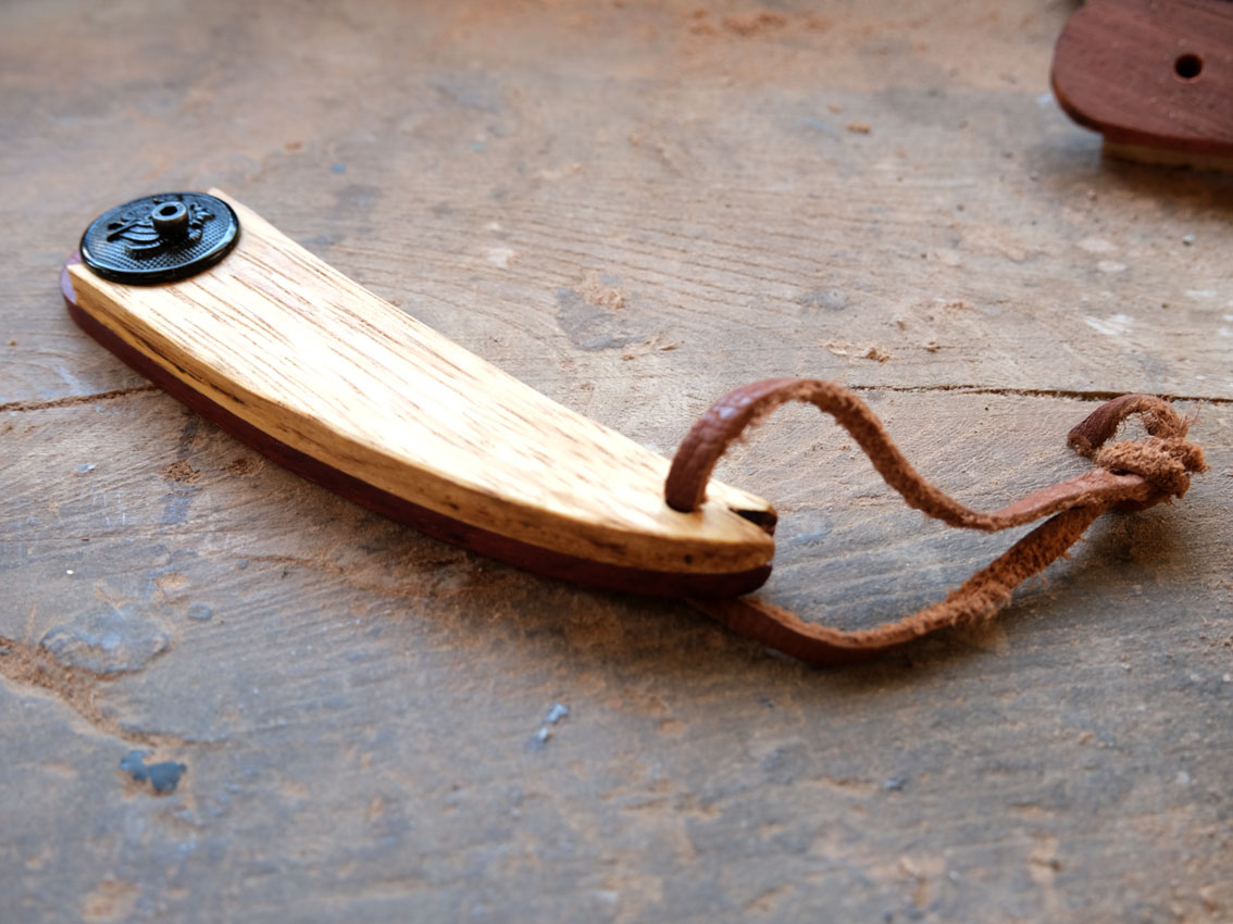 le-deboutonneur-bouton-noir Le Deboutonneur en bois